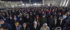 Gläubige beten während eines Rosenkranzgebets für die Gesundheit von Papst Franziskus auf dem Petersplatz.