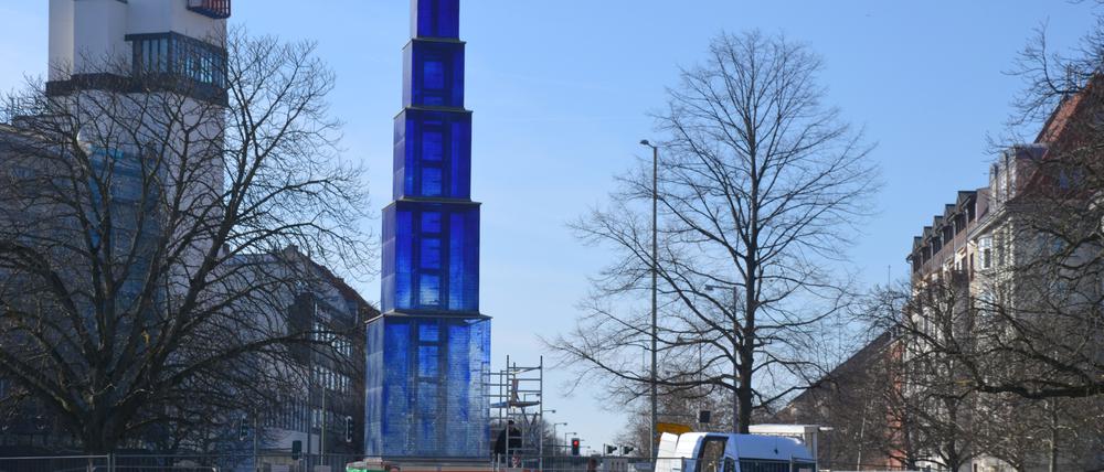 Der Blaue Obelisk der Künstlerin Hella Santarossa auf dem Theodor-Heuss-Platz in Berlin-Charlottenburg wurde restauriert.