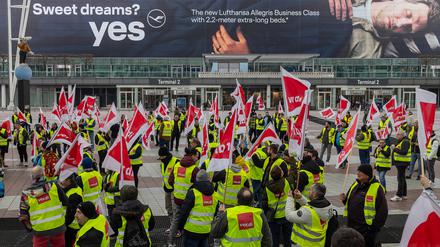 Streikende Gewerkschaftsmitglieder der Verdi versammeln sich vor Terminal 2 des Münchner Flughafens (Symbolbild).