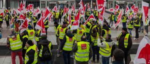 Streikende Gewerkschaftsmitglieder der Verdi versammeln sich vor Terminal 2 des Münchner Flughafens (Symbolbild).
