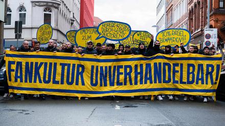 Braunschweiger Fans demonstrieren gegen ihren Teilausschluss vom Niedersachsen-Derby in Hannover.