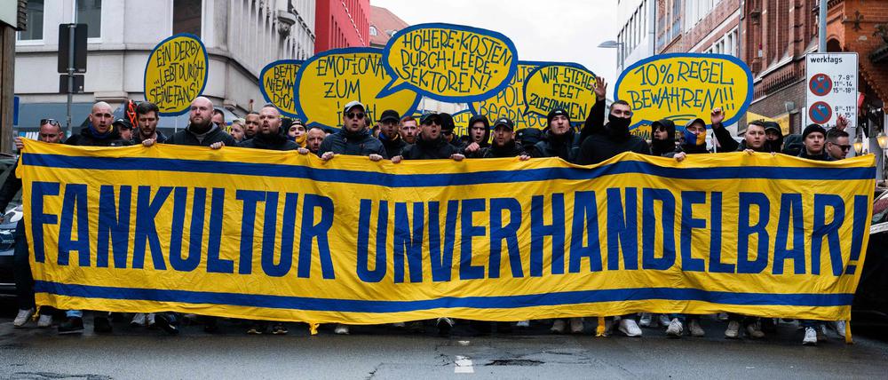 Braunschweiger Fans demonstrieren gegen ihren Teilausschluss vom Niedersachsen-Derby in Hannover.