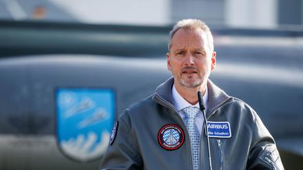 Michael Schöllhorn, Chef der Airbus-Rüstungssparte, spricht bei einem Besuch des bayerischen Ministerpräsidenten beim militärischen Luftfahrtzentrum von Airbus vor einem Starfighter (Archivbild).