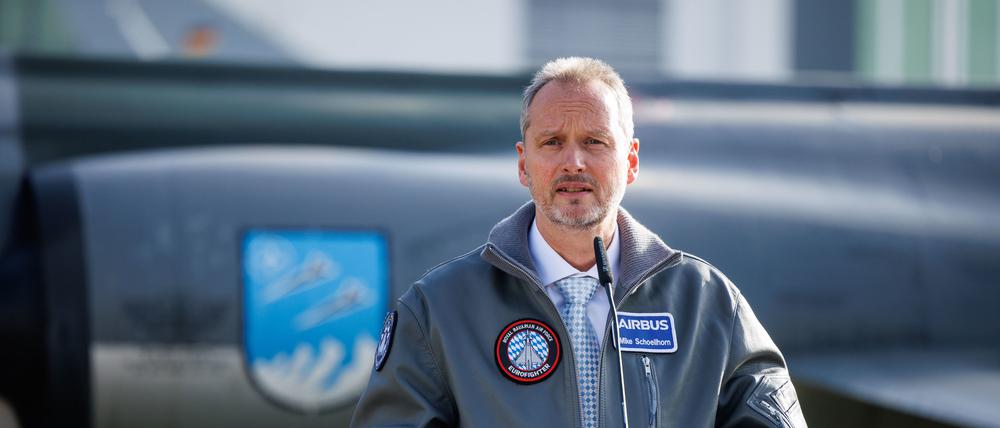 Michael Schöllhorn, Chef der Airbus-Rüstungssparte, spricht bei einem Besuch des bayerischen Ministerpräsidenten beim militärischen Luftfahrtzentrum von Airbus vor einem Starfighter (Archivbild).