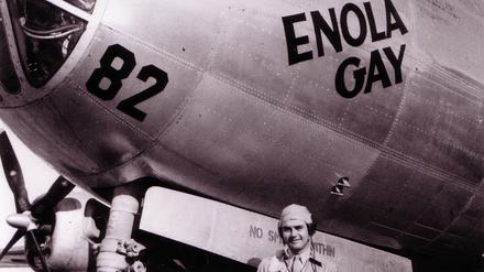 Der Pilot Paul Tibbetts steht vor dem Bomber „The Enola Gay“, der nach seiner Mutter benannt wurde.