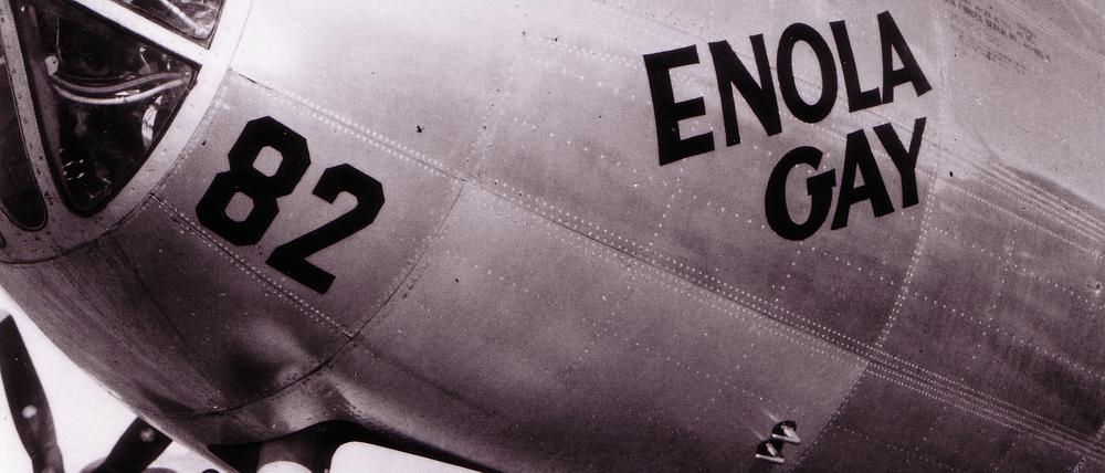 Der Pilot Paul Tibbetts steht vor dem Bomber „The Enola Gay“, der nach seiner Mutter benannt wurde.