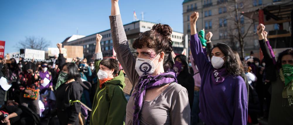 Demonstrantinnen auf der Frauentagsdemo am 8. März 2021 vor dem Brandenburger Tor.
