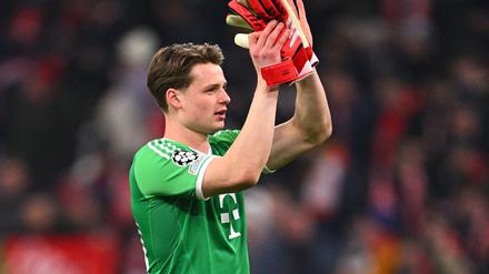 Torwart Jonas Urbig bedankt sich nach seinem Champions-League-Debüt bei den Bayern-Fans.