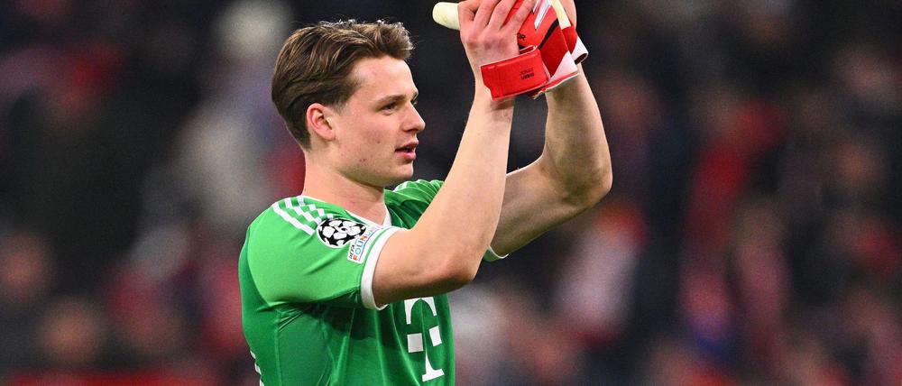 Torwart Jonas Urbig bedankt sich nach seinem Champions-League-Debüt bei den Bayern-Fans.