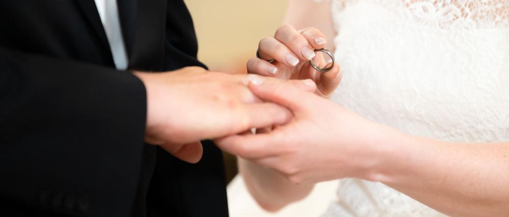 Wenn Frauen heiraten, sackt ihr Einkommen oft ab. (Symbolbild)