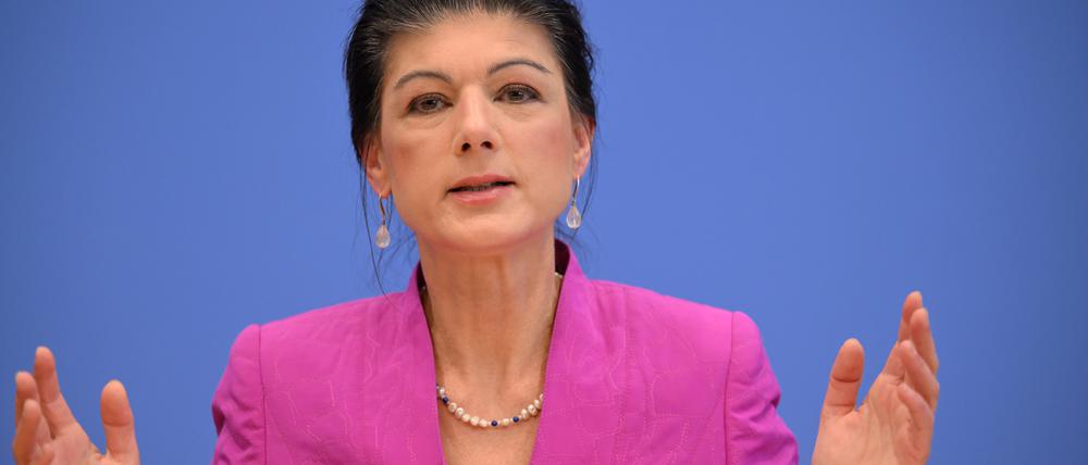 ARCHIV - 24.02.2025, Berlin: Sahra Wagenknecht, Spitzenkandidatin und Parteivorsitzende vom Bündnis Sahra Wagenknecht (BSW), spricht im Haus der Bundespressekonferenz auf einer Pressekonferenz.  (zu dpa: «Wagenknecht: Finanzpaket ist «wahnwitzig» und Wählerbetrug») Foto: Sören Stache/dpa +++ dpa-Bildfunk +++