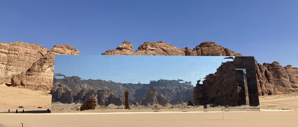 Das größte verspiegelte Gebäude der Welt ist eine Konzerthalle im Ashar Valley. 