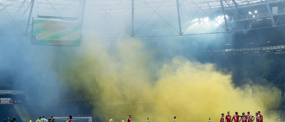 Pyrotechnik beim Fußball-Derby zwischen Hannover 96 und Eintracht Braunschweig.