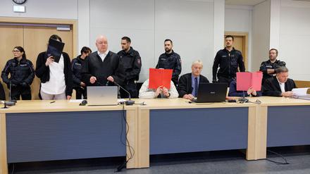 Drei Männer und eine Frau sind vor dem Landgericht Osnabrück zu mehrjährigen Haftstrafen verurteilt worden, weil sie eine 17-Jährige gefesselt, lebensgefährlich verletzt und bewusstlos in die Ems geworfen haben. (Archivfoto)