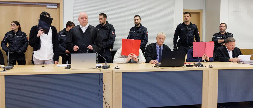 Drei Männer und eine Frau sind vor dem Landgericht Osnabrück zu mehrjährigen Haftstrafen verurteilt worden, weil sie eine 17-Jährige gefesselt, lebensgefährlich verletzt und bewusstlos in die Ems geworfen haben. (Archivfoto)