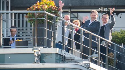 In einer Pause kommen Verhandler von Union und SPD auf eine Terrasse an der Spree.