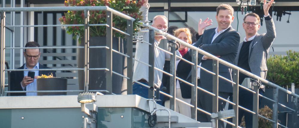 In einer Pause kommen Verhandler von Union und SPD auf eine Terrasse an der Spree.