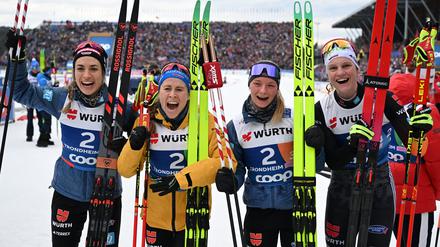 Deutschlands Pia Fink (l-r), Katharina Hennig, Helen Hoffmann und Victoria Carl jubeln über den Gewinn der Bronzemedaille.