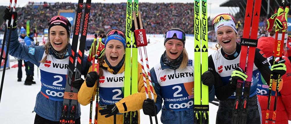 Deutschlands Pia Fink (l-r), Katharina Hennig, Helen Hoffmann und Victoria Carl jubeln über den Gewinn der Bronzemedaille.
