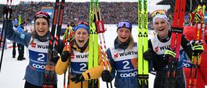 Deutschlands Pia Fink (l-r), Katharina Hennig, Helen Hoffmann und Victoria Carl jubeln über den Gewinn der Bronzemedaille.