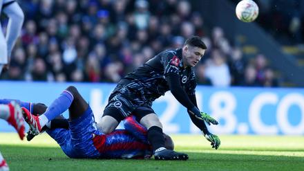 Torwart Liam Roberts wurde nach seinem Foul an Jean-Philippe Mateta lange gesperrt.