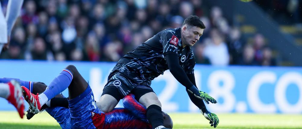Torwart Liam Roberts wurde nach seinem Foul an Jean-Philippe Mateta lange gesperrt.