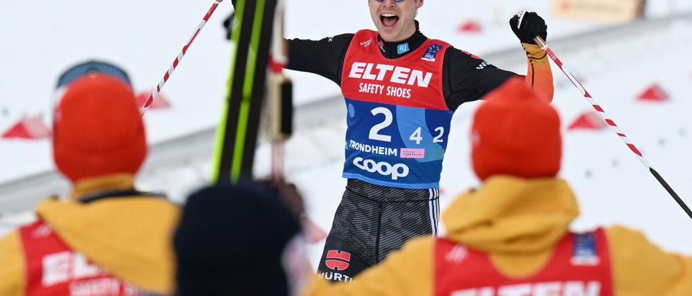 Vinzenz Geiger (M) läuft jubelnd in die Arme seiner Weltmeister-Kollegen.