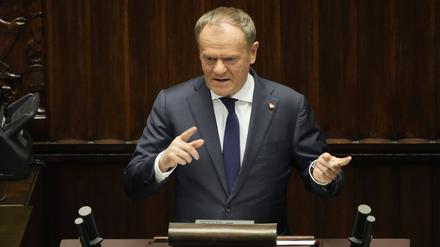 07.03.2025, Polen, Warschau: Der polnische Ministerpräsident Donald Tusk spricht im Sejm, dem Unterhaus des Parlaments, in Warschau. Foto: Czarek Sokolowski/AP/dpa +++ dpa-Bildfunk +++