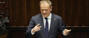 07.03.2025, Polen, Warschau: Der polnische Ministerpräsident Donald Tusk spricht im Sejm, dem Unterhaus des Parlaments, in Warschau. Foto: Czarek Sokolowski/AP/dpa +++ dpa-Bildfunk +++