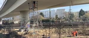 Der Riss in der Ringbahnbrücke wird untersucht.