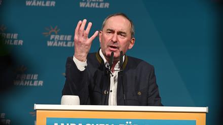 05.03.2025, Bayern, Deggendorf: Hubert Aiwanger (Freie Wähler), Bayerischer Wirtschaftsminister und stellvertretender Ministerpräsident, spricht beim politischen Aschermittwoch der Freien Wähler in der Stadthalle. Foto: Armin Weigel/dpa +++ dpa-Bildfunk +++