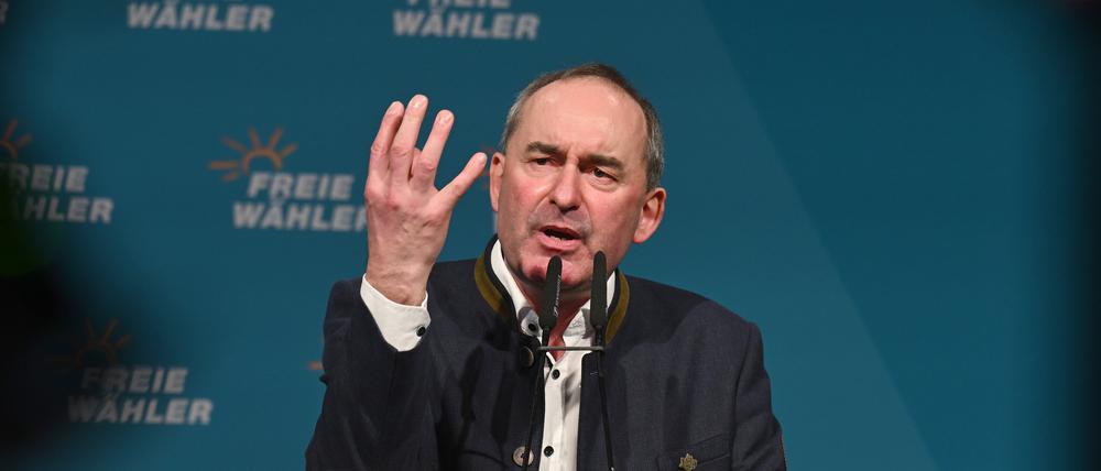 05.03.2025, Bayern, Deggendorf: Hubert Aiwanger (Freie Wähler), Bayerischer Wirtschaftsminister und stellvertretender Ministerpräsident, spricht beim politischen Aschermittwoch der Freien Wähler in der Stadthalle. Foto: Armin Weigel/dpa +++ dpa-Bildfunk +++