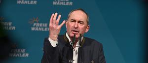 05.03.2025, Bayern, Deggendorf: Hubert Aiwanger (Freie Wähler), Bayerischer Wirtschaftsminister und stellvertretender Ministerpräsident, spricht beim politischen Aschermittwoch der Freien Wähler in der Stadthalle. Foto: Armin Weigel/dpa +++ dpa-Bildfunk +++