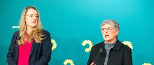 Britta Haßelmann, Bundestags Fraktionsvorsitzende von Bündnis 90/Die Grünen, spricht neben Katharina Dröge (l), Bundestags Fraktionsvorsitzende von Bündnis 90/Die Grünen.