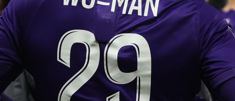 Die Spieler in Frankreichs Topligen tragen dieses Wochenende besondere Schriftzüge auf den Trikots.