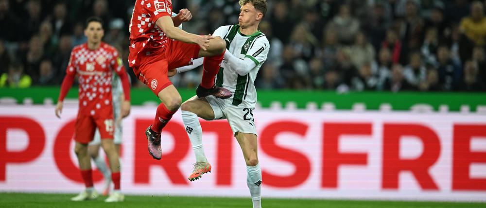 Torschütze Dominik Kohr im Zweikampf mit Robin Hack.