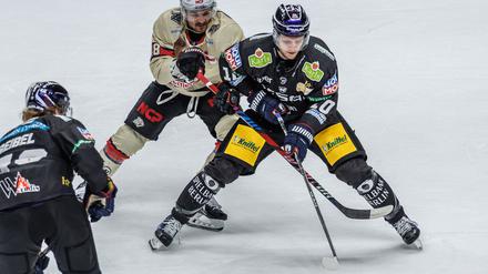 Angreifer Lean Bergmann verwandelte beim Sieg der Eisbären in Mannheim den entscheidenden Penalty.