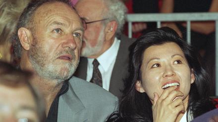 Der Schauspieler Gene Hackman mit seiner Frau Betsy Arakawa im Juni 1993. 