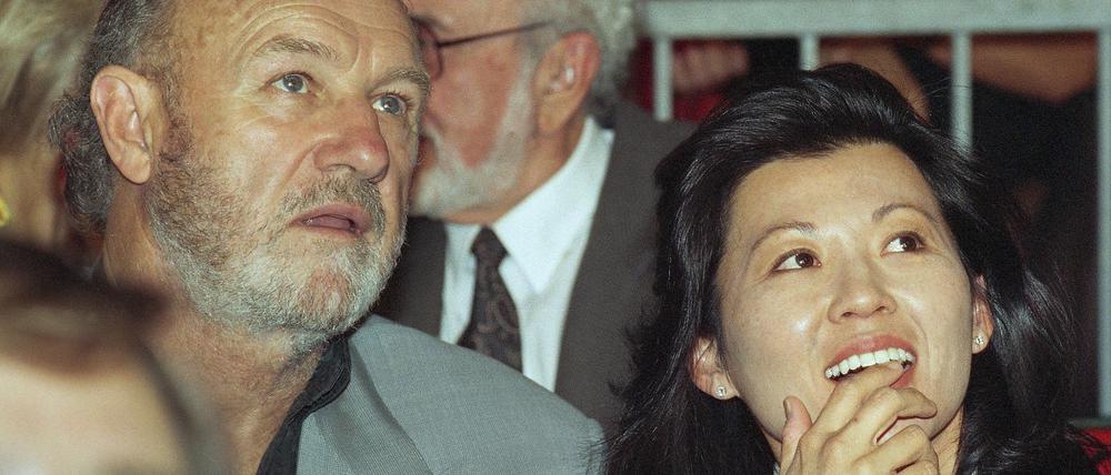 Der Schauspieler Gene Hackman mit seiner Frau Betsy Arakawa im Juni 1993. 