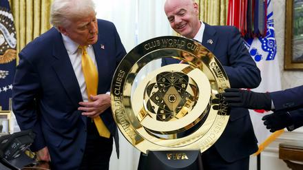 FIFA-Präsident Gianni Infantino (r) präsentierte US-Präsident Donald Trump die Trophäe der Club-WM.