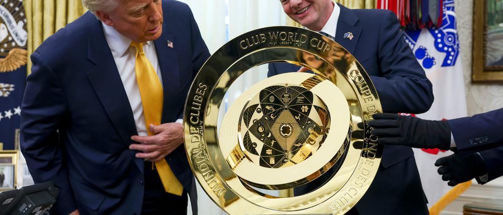 FIFA-Präsident Gianni Infantino (r) präsentierte US-Präsident Donald Trump die Trophäe der Club-WM.