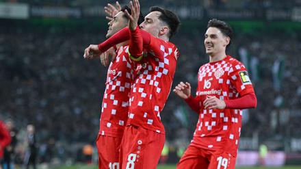 Die Mainzer Profis feiern den 3:1-Sieg in Mönchengladbach.