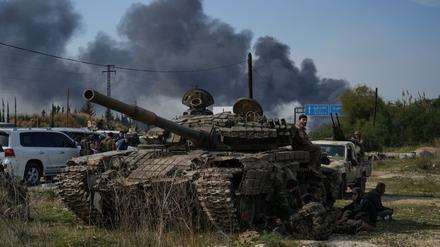 Die syrischen Streitkräfte rücken mit schweren Waffen in die Dörfer im Umland von Latakia vor, um gegen Anhänger des gestürzten syrischen Präsidenten al-Assad zu kämpfen.