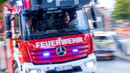 Löschfahrzeuge der Berufsfeuerwehr fahren mit Blaulicht zu einem Einsatz. (Symbolbild)