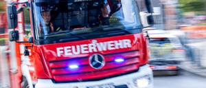 Löschfahrzeuge der Berufsfeuerwehr fahren mit Blaulicht zu einem Einsatz. (Symbolbild)