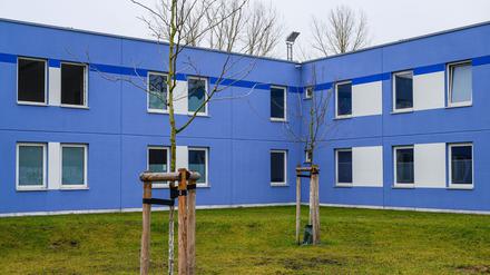Ein Gebäude für das sogenannte Dublin-Zentrum auf dem Gelände der Zentralen Ausländerbehörde in Eisenhüttenstadt.  (Archivbild) 