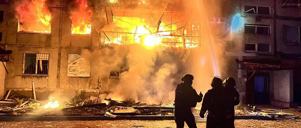 Bei neuen russischen Luftangriffe auf die Bergbaustadt Dobropillja starben viele Menschen.