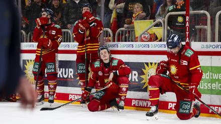 Die DEG-Spieler hofften vergeblich auf Schützenhilfe aus Iserlohn. Die wenigsten Profis allerdings werden auch in Zukunft das Trikot der Düsseldorfer tragen.