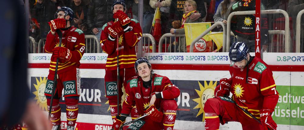 Die DEG-Spieler hofften vergeblich auf Schützenhilfe aus Iserlohn. Die wenigsten Profis allerdings werden auch in Zukunft das Trikot der Düsseldorfer tragen.