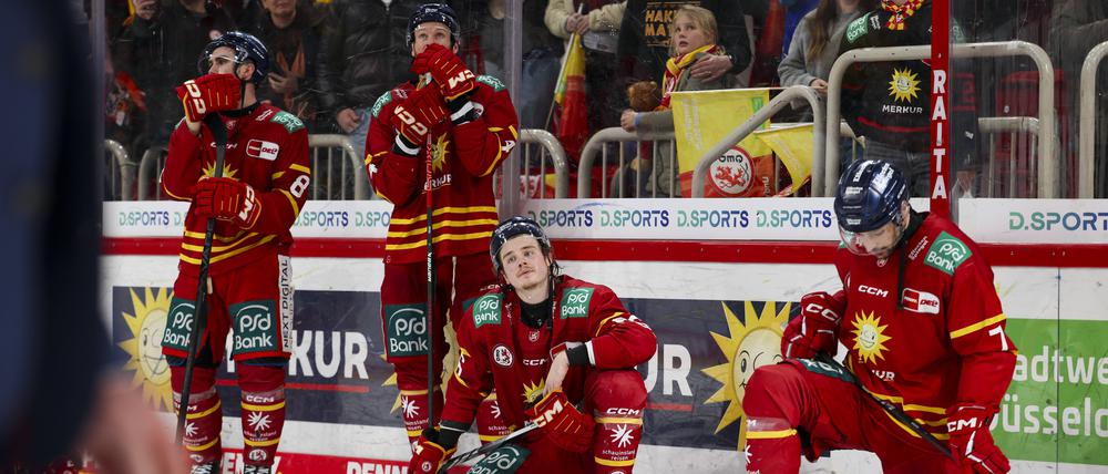 Die DEG-Spieler hofften vergeblich auf Schützenhilfe aus Iserlohn. Die wenigsten Profis allerdings werden auch in Zukunft das Trikot der Düsseldorfer tragen.